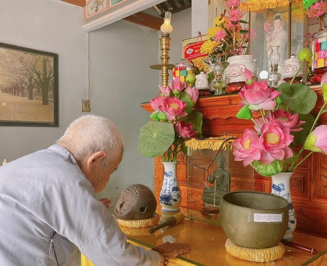Mệ Huệ trước bàn thờ Phật tại tư gia (chụp 11-2-2023) - Ảnh: Journeys in Hue