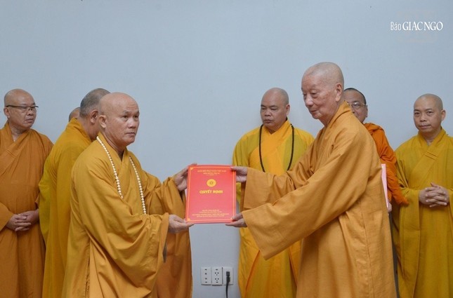 Thượng tọa Thích Giác Dũng, Trưởng khoa Luật học Phật giáo, Trợ lý Viện trưởng được suy cử tham gia Hội đồng Điều hành, giữ chức vụ Phó Viện trưởng