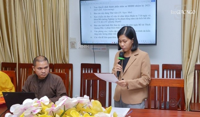 TS. Nguyễn Ngọc Mai, Giám đốc Thư viện Trí Quảng báo cáo tại phiên họp của Hội đồng Điều hành sáng 2-4-2023