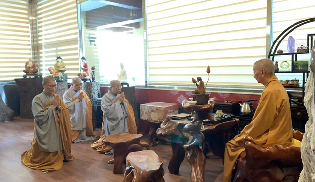 Ni trưởng Thích nữ Nhật Khương và chư Ni trước cung kính trình thư thỉnh Đức Pháp chủ GHPGVN