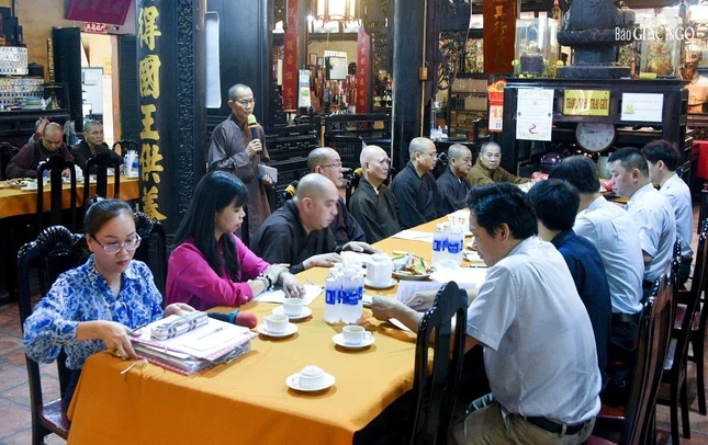 Quang cảnh buổi làm việc của đoàn thanh tra tại tổ đình Giác Lâm sáng 12-4-2023