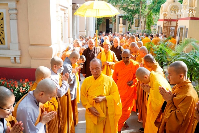 Tăng Ni du học sinh Việt Nam tại Ấn Độ cung đón Đức Pháp chủ GHPGVN quang lâm