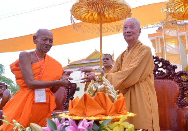Đức Pháp chủ GHPGVN trao tịnh tài 100 triệu đồng cúng dường đến Học viện Phật giáo Nam tông Khmer
