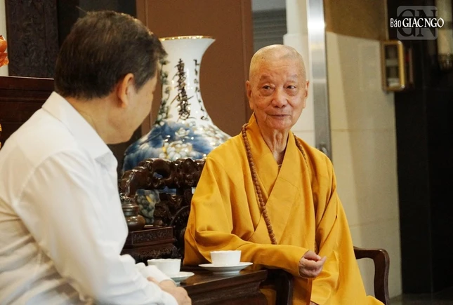 Ông Lê Minh Trí với Trưởng lão Hòa thượng Thích Trí Quảng