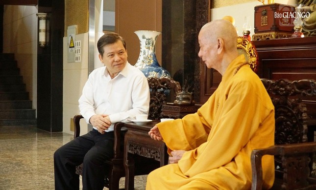 Đức Pháp chủ GHPGVN và ông Viện trưởng Viện Kiểm sát Nhân dân Tối cao chia sẻ, trao đổi nhiều thông tin liên quan về tôn giáo và quan hệ quốc tế