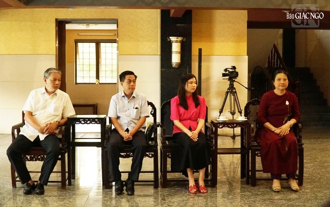 Phu nhân, gia đình ông Lê Minh Trí và phái đoàn