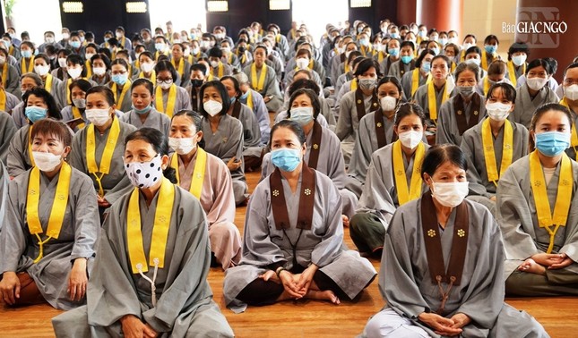 Phật tử lắng nghe pháp thoại Phật tử lắng nghe pháp thoại