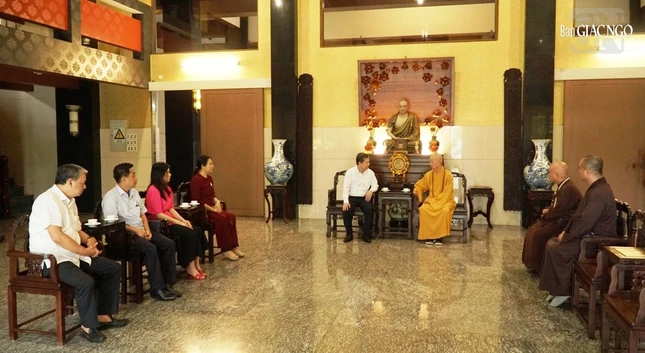 Quang cảnh buổi thăm tại chùa Huê Nghiêm