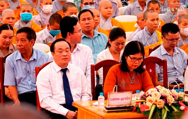 Chính quyền tham dự