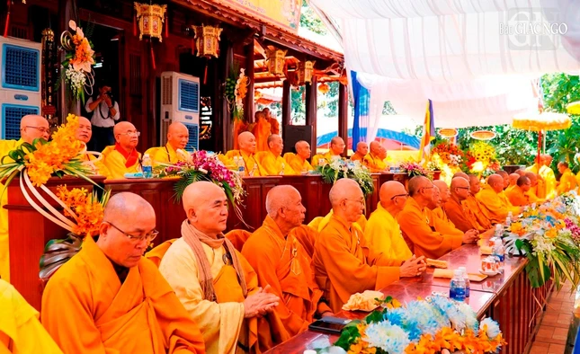 Chư tôn đức chứng minh