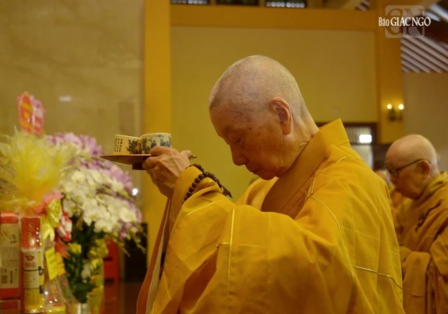 Trưởng lão Hòa thượng Thích Trí Quảng dâng trà cúng dường tại buổi lễ