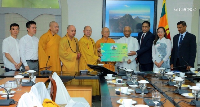 Phái đoàn trao tượng trưng tịnh tài ủng hộ Nhân dân Sri Lanka