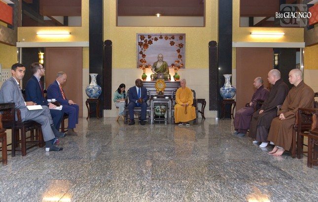 Quang cảnh buổi thăm tại chùa Huê Nghiêm