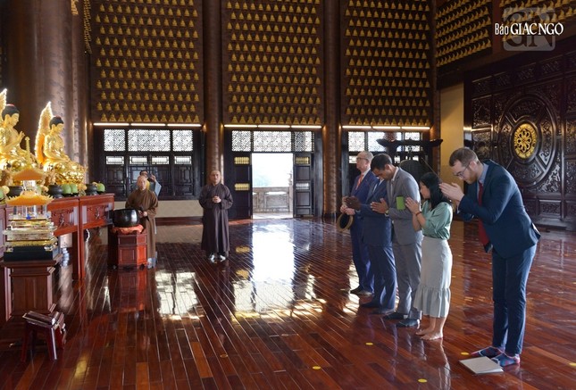 Phái đoàn thăm và dâng hương tại chánh điện chùa Huê Nghiêm