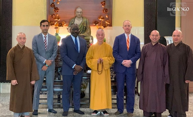 Phái đoàn chụp hình lưu niệm với Đức Pháp chủ và các vị Thượng tọa tại buổi thăm