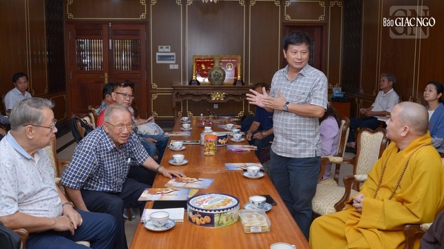 Ông Trần Trọng Dũng, Phó Chủ tịch Hội Nhà báo Việt Nam hướng dẫn phái đoàn Ông Trần Trọng Dũng, Phó Chủ tịch Hội Nhà báo Việt Nam hướng dẫn phái đoàn