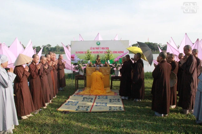 Trước khi hạ thủy, chư Hòa thượng và các Tăng Ni sinh viên cử hành lễ cầu nguyện