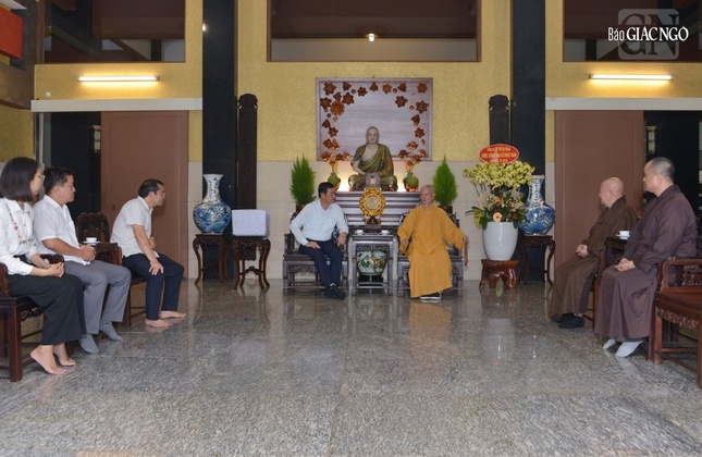 Quang cảnh buổi thăm tại chùa Huê Nghiêm