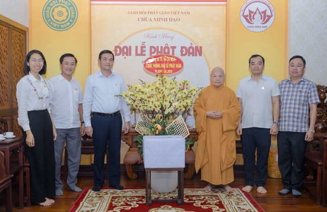 Phái đoàn tặng hoa và quà chúc mừng nhân Đại lễ Phật đản Phật lịch 2567 - Ảnh: Đăng Huy/chutichghpgvn.vn