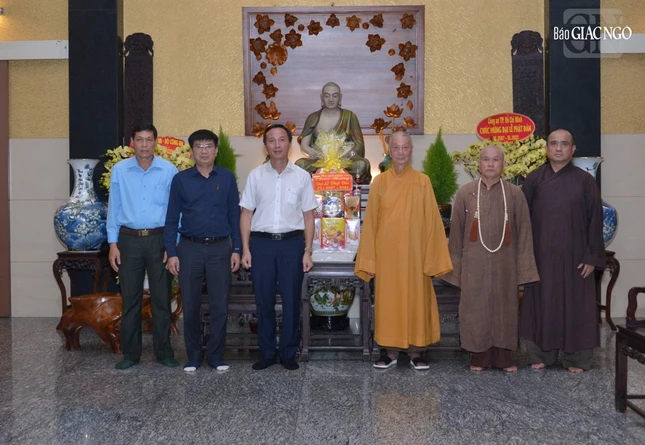 Ông Vũ Hoài Bắc và phái đoàn Ban Tôn giáo Chính phủ chúc mừng Phật đản đến Đức Pháp chủ GHPGVN