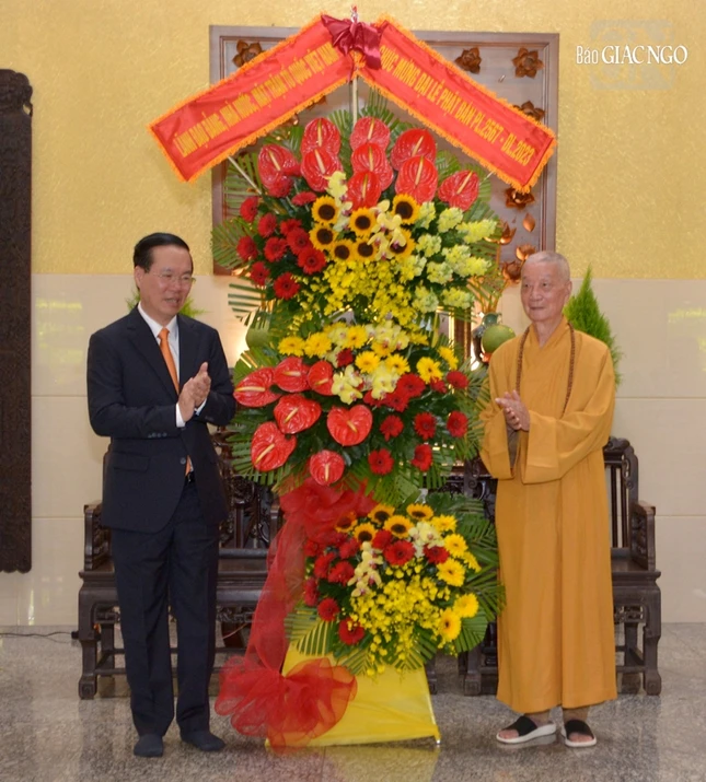 Chủ tịch nước tặng hoa chúc mừng Phật đản