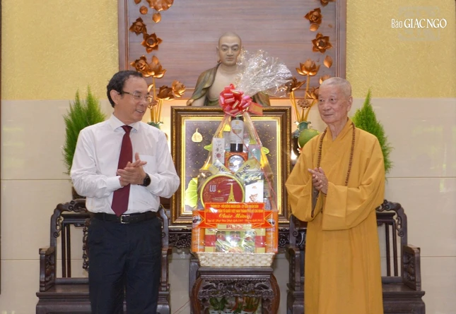 Bí thư Thành ủy TP.HCM Nguyễn Văn Nên chúc mừng Phật đản