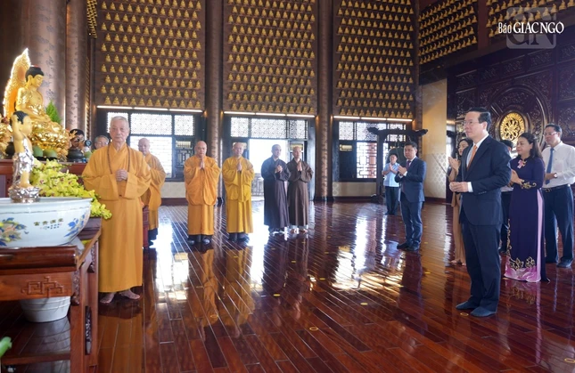 Chủ tịch nước Võ Văn Thưởng và phái đoàn dâng hương tại chánh điện chùa