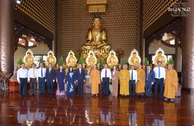 Phái đoàn với bức hình lưu niệm tại chánh điện chùa Huê Nghiêm