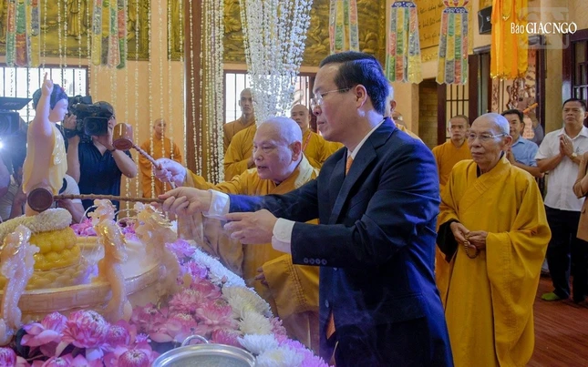 Chủ tịch nước và Hòa thượng Chủ tịch Hội đồng Trị sự cùng thực hiện nghi thức Tắm Phật tại chùa Minh Đạo