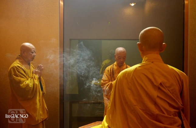 Hòa thượng trì tụng Tứ hoằng thệ nguyện Hòa thượng trì tụng Tứ hoằng thệ nguyện