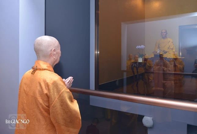 Đức Pháp chủ GHPGVN trước không gian tôn thờ xá-lợi xương Bồ-tát Thích Quảng Đức trong bảo tháp Đa Bảo Đức Pháp chủ GHPGVN trước không gian tôn thờ xá-lợi xương Bồ-tát Thích Quảng Đức trong bảo tháp Đa Bảo
