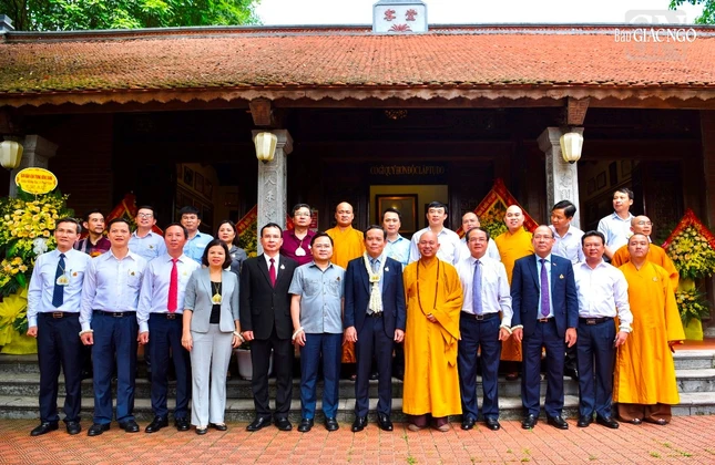 Phái đoàn Phó Thủ tướng Trần Lưu Quang tại chùa Phật Tích