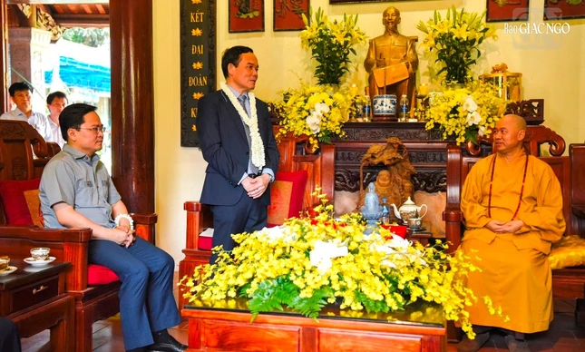Phó Thủ tướng Trần Lưu Quang chúc mừng Phật đản