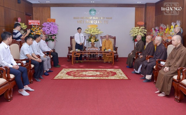 Thiếu tướng Võ Hùng Minh dẫn đầu phái đoàn Cục An ninh nội địa - Bộ Công an đến thăm, chúc mừng Phật đản tới Đức Pháp chủ GHPGVN