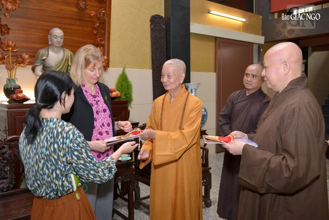 Quý Hòa thượng trao quà lưu niệm và Báo Giác Ngộ ấn phẩm đặc biệt kính mừng Phật đản và tưởng niệm 60 năm Bồ-tát Thích Quảng Đức vị pháp thiêu thân