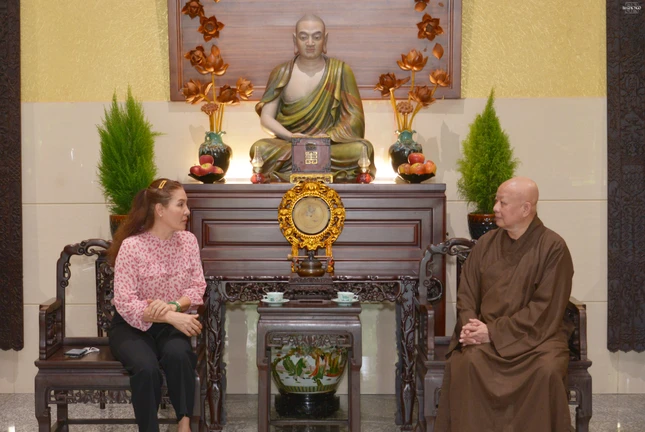 Phái đoàn P.An Khánh thăm và chúc mừng Phật đản