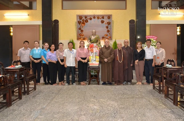 Buổi thăm và chúc mừng Phật đản tại chùa Huê Nghiêm