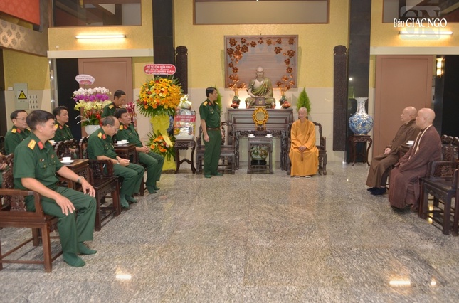 Đại tá Nguyễn Công Anh, Phó Chủ nhiệm Chính trị Quân khu 7 chúc mừng Phật đản đến Đức Pháp chủ GHPGVN