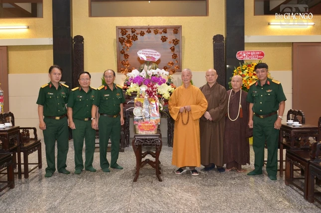 Phái đoàn Bộ Tư lệnh TP.HCM chúc mừng