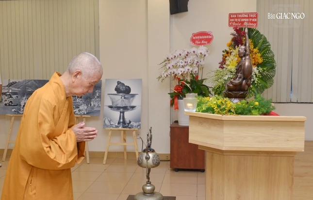 Trưởng lão Hòa thượng Thích Trí Quảng trước tượng và bức ảnh lịch sử Bồ-tát Thích Quảng Đức vị pháp thiêu thân trong không gian triển lãm "Kết nên một đài sen" tại trụ sở tòa soạn Báo Giác Ngộ