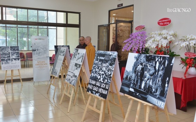 Một số hình ảnh ghi nhận sáng sớm nay tại phòng triển lãm ở tòa soạn Báo Giác Ngộ