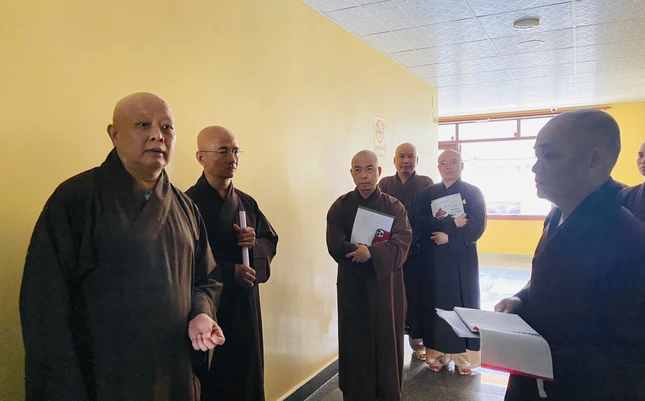 Hoà thượng Trưởng ban Trị sự cùng chư tôn đức đi kiểm tra từng liêu phòng và dặn dò ân cần chư Tăng chức sự cũng như các hành giả Hoà thượng Trưởng ban Trị sự cùng chư tôn đức đi kiểm tra từng liêu phòng và dặn dò ân cần chư Tăng chức sự cũng như các hành giả