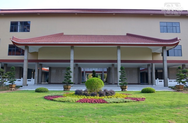 Việc sắp xếp sách, tài liệu đang được gấp rút thực hiện