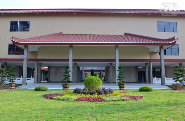 Việc sắp xếp sách, tài liệu đang được gấp rút thực hiện