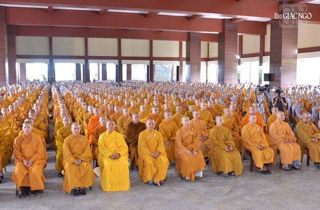 Chư Tăng Ni lắng nghe khai thị của Trưởng lão Hòa thượng Viện trưởng