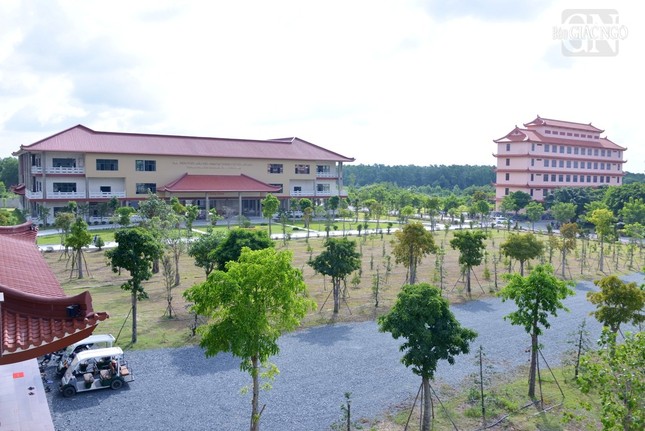 Công trình thư viện nhìn từ chánh điện mới