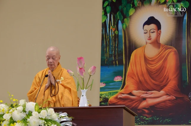 Đức Pháp chủ GHPGVN đồng thời là Viện trưởng Học viện quang lâm khai thị