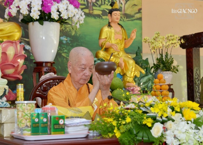 Trưởng lão Hòa thượng Thích Trí Quảng quá đường chung với đại chúng theo truyền thống thiền môn