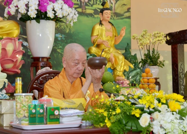 Trưởng lão Hòa thượng Thích Trí Quảng quá đường chung với đại chúng theo truyền thống thiền môn