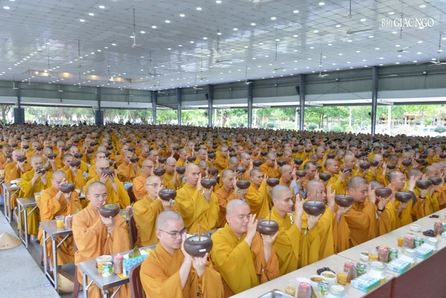 Cử bát cúng dường trong thời quá đường ngày 17-4-Quý Mão tại hạ trường Học viện Phật giáo VN - TP.HCM